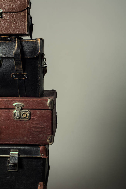 Background stack of old suitcases form a tower - Foto, Imagen
