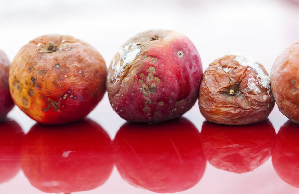 mele da frutto crude marcescenti
  - Foto, immagini