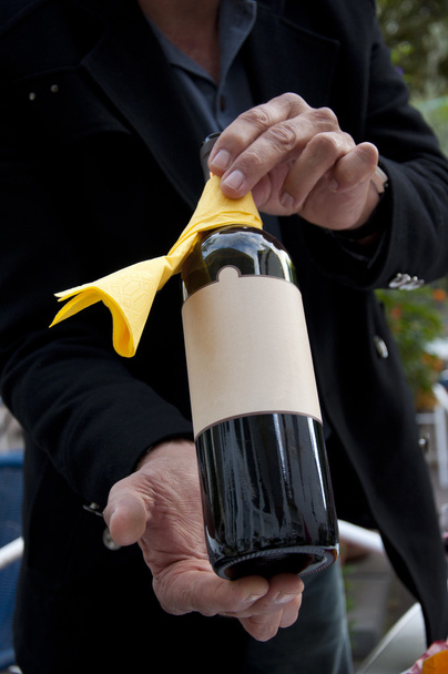 Красное вино с чистой этикеткой
 - Фото, изображение