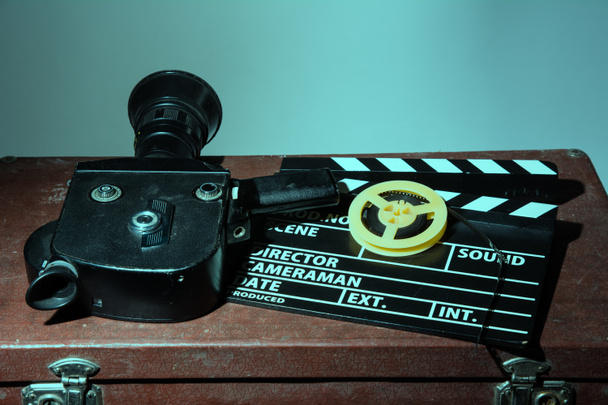 Stary film kamera klapy i kołowrotek z filmu - Zdjęcie, obraz