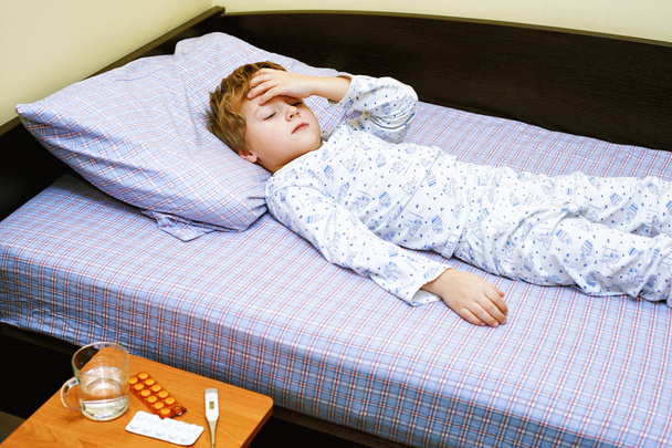 niño enfermo acostado en la cama en casa
 - Foto, Imagen
