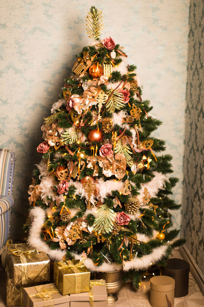 Maison de Noël avec arbre de Noël
 - Photo, image