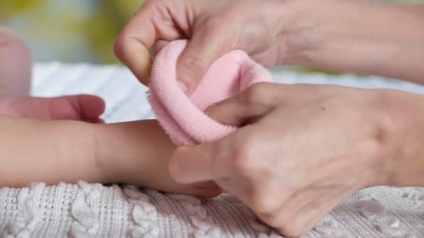 Äiti laittaa vaaleanpunainen sukat babys jalat
 - Materiaali, video