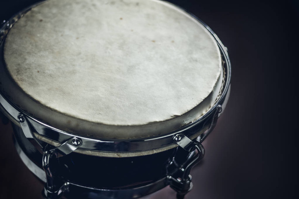 Goblet drum, instrumento musical de percussão
 - Foto, Imagem