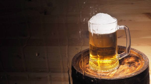 Beer mugs and barrel on a wooden background - Foto, afbeelding