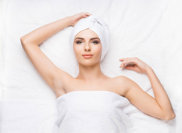 young woman wrapped in towel - Foto, Imagen