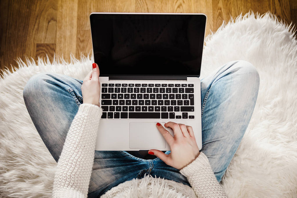 woman holding a computer on her lap - Фото, зображення