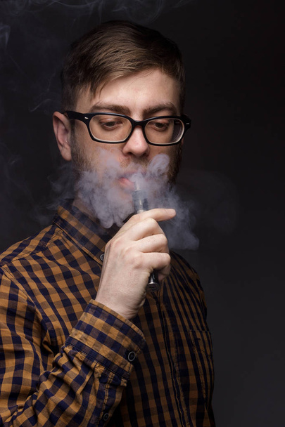 man met een baard Vape roken - Foto, afbeelding