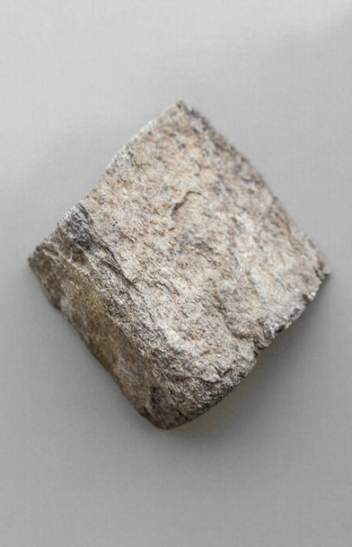 Pedaço de rocha de xisto isolado
 - Foto, Imagem