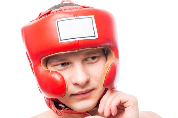 Молодой человек в боксерском шлеме, лицо крупным планом
 - Фото, изображение