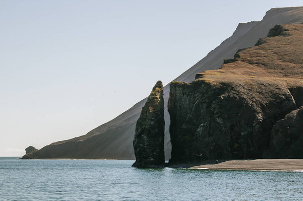 roca que sobresale del mar en la costa de Chukotka
 - Foto, Imagen