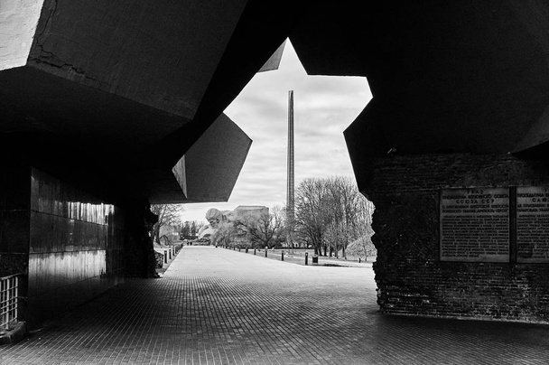 Brest, Belarus - il 28 dicembre 2016: L'entrata principale con stella a cinque punte scolpita a Complesso commemorativo di guerra Brest-Eroe-Fortezza, bianco-nero
. - Foto, immagini
