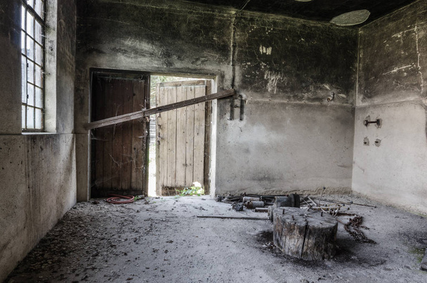 Habitación antigua abandonada
 - Foto, imagen