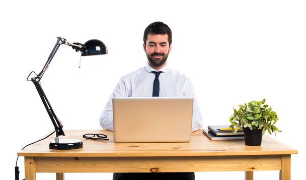 Laptot az irodájában dolgozó üzletember - Fotó, kép