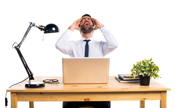frustrado hombre de negocios en su oficina
 - Foto, imagen