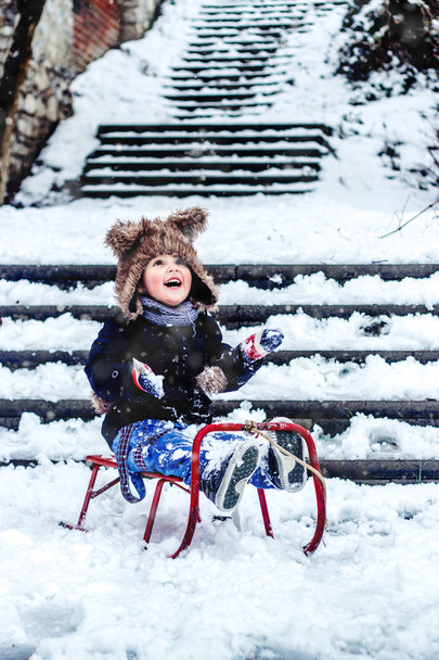 Хлопчик розважається в снігу
 - Фото, зображення