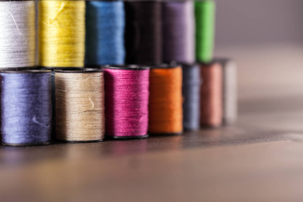 Carretes de algodón coloridos apilados en una mesa
 - Foto, Imagen
