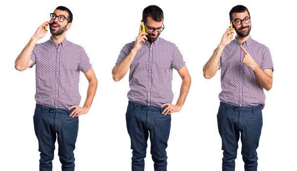 Hombre con gafas hablando con móvil
 - Foto, imagen