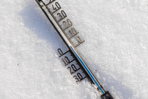 Thermometer on snow shows low temperatures - Zdjęcie, obraz