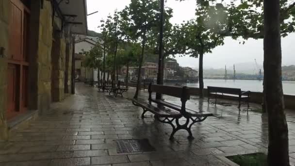Banki w deszczu w fragmentach San Juan 18 - Materiał filmowy, wideo