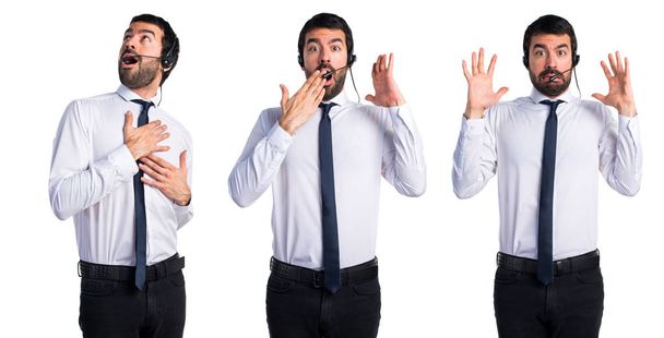 schöner Telemarketer Mann macht überraschende Geste - Foto, Bild