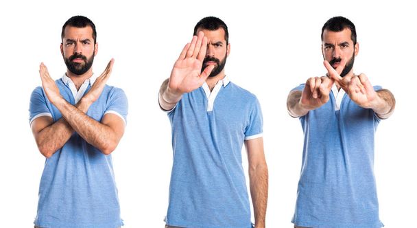 Άνδρας με μπλε πουκάμισο κάνοντας σήμα στοπ - Φωτογραφία, εικόνα
