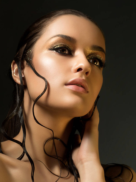 Woman with fashion golden makeup - Fotografie, Obrázek