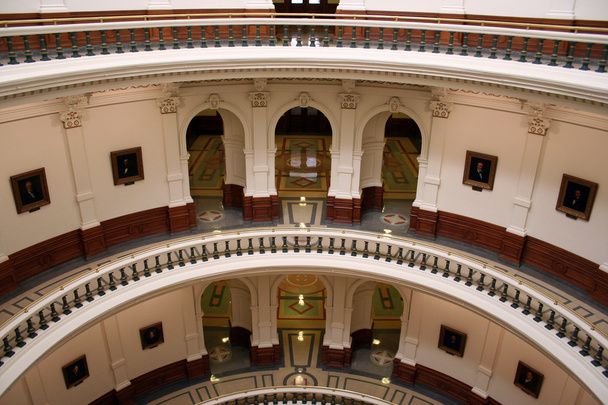 Dentro del edificio del Capitolio Estatal
 - Foto, imagen