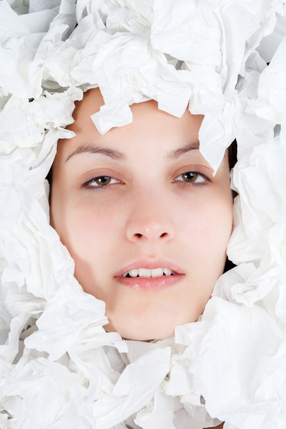 Больная женщина с бумажными тканями
 - Фото, изображение