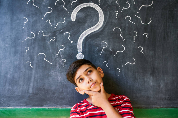 Okulda çocuk düşüncesiyle ilgili şüphe ve soru işaretleri - Fotoğraf, Görsel