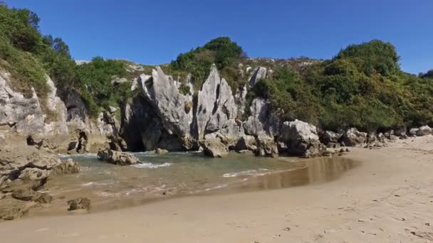 Caminando hacia la orilla de la playa Gulpiyuri 06
 - Metraje, vídeo