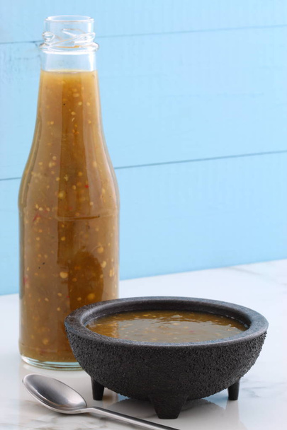 Артистський соус з томататільо
  - Фото, зображення