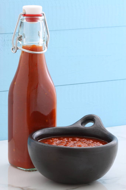 Salsa picante roja hecha artesanalmente
 - Foto, imagen