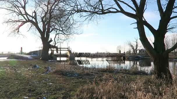 historische naald weir op Havel rivier (Brandenburg, Duitsland) in de winter. - Video