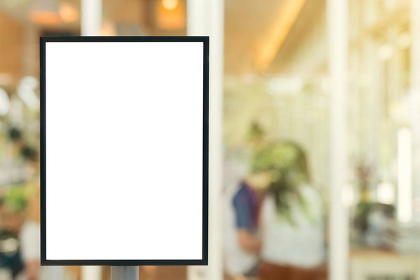Modèle vierge de panneau d'affichage vertical avec espace de copie pour votre message texte ou contenu dans le centre commercial moderne
. - Photo, image