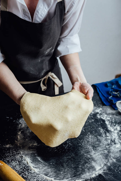 Person rolling homemade cookie dough - Foto, Imagem