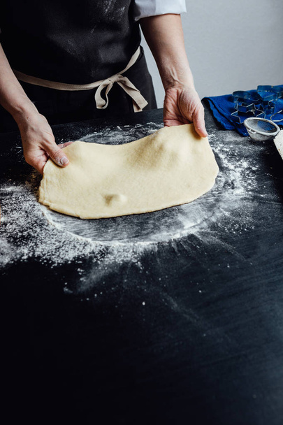 Person rolling homemade cookie dough - Φωτογραφία, εικόνα