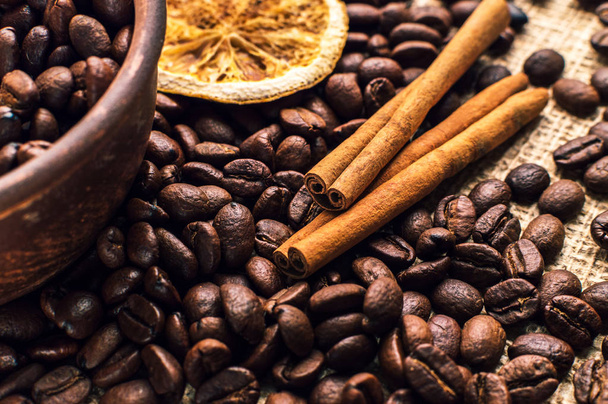 Granos de café en tazón con canela y anís
 - Foto, Imagen