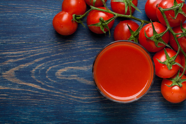 Fresh tomato juice on a blue background - Fotografie, Obrázek