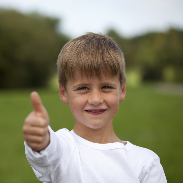Young boy showing thumbs up - Φωτογραφία, εικόνα