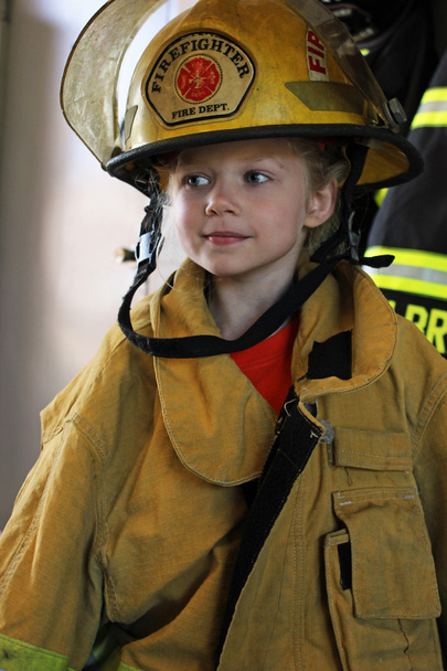 młoda dziewczyna w biegu strażak - Zdjęcie, obraz