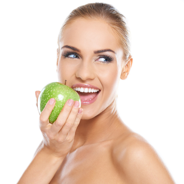 Beleza sorridente segurando maçã verde
 - Foto, Imagem