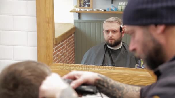 Peluquería y corte de pelo para hombres en una peluquería o peluquería
. - Metraje, vídeo