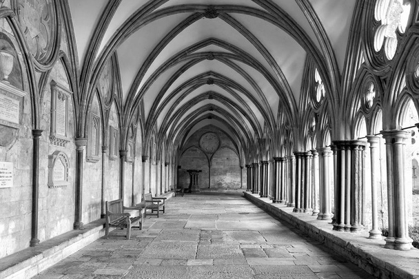 bw Außen-Kreuzgang der Kathedrale von Salisbury - Foto, Bild