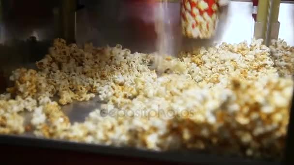 Łopata, zyskując kuchenka mikrofalowa popcorn - Materiał filmowy, wideo