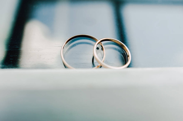 χρυσά γαμήλια δαχτυλίδια για το μαξιλαράκι για καρφίτσες - Φωτογραφία, εικόνα