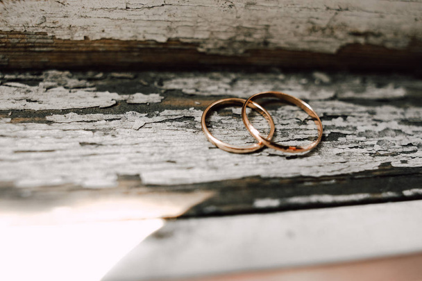 Bagues de mariage en or sur le coussin
 - Photo, image