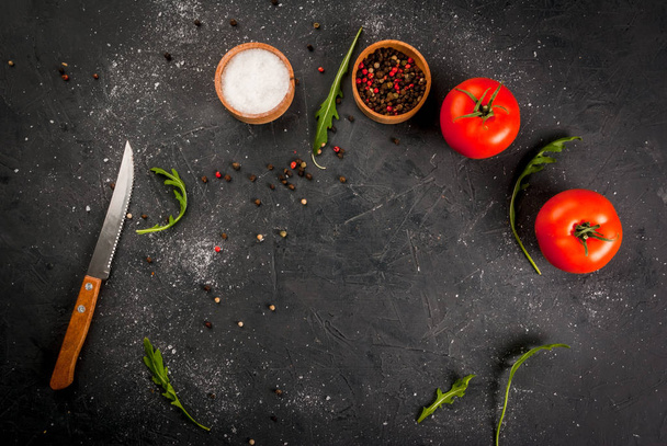 Küchentisch mit Messer, Gewürzen & Kräutern - Foto, Bild