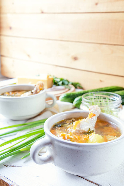 Sýrová polévka s kuřecím masem, bylinkami a zeleninou - Fotografie, Obrázek