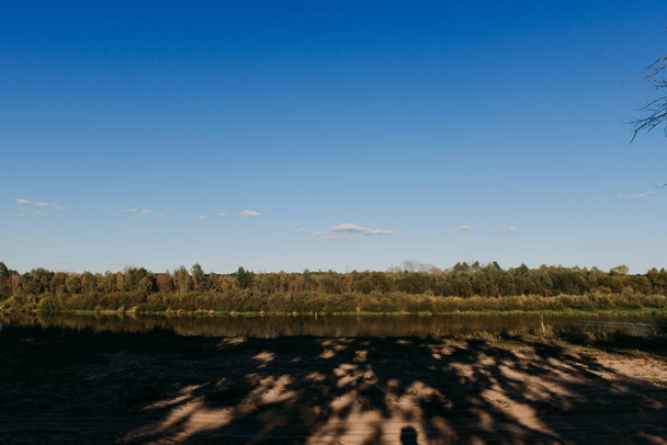 La rivière avec un courant calme et des nuages reflétés en elle, Soz, Gomel, Biélorussie
 - Photo, image